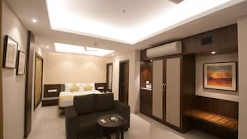 Premium Room | Minibar, in-room safe, soundproofing, iron/ironing board