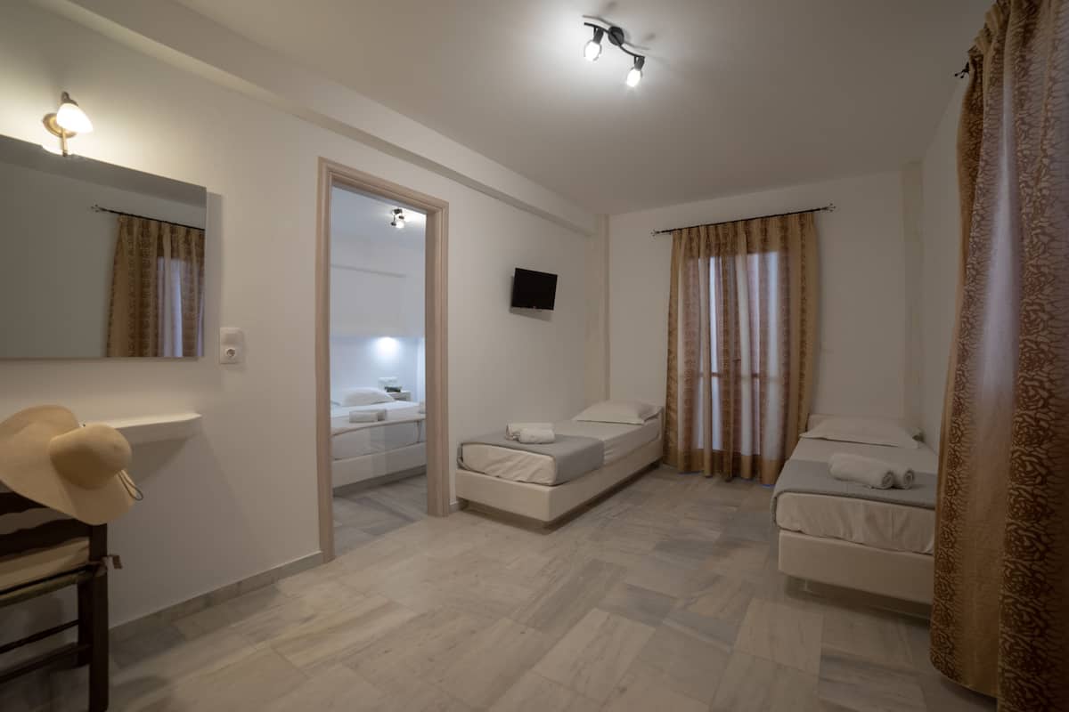 Quadruple Room | Peti besi dalam bilik, meja, seterika/papan seterika, Wi-fi percuma