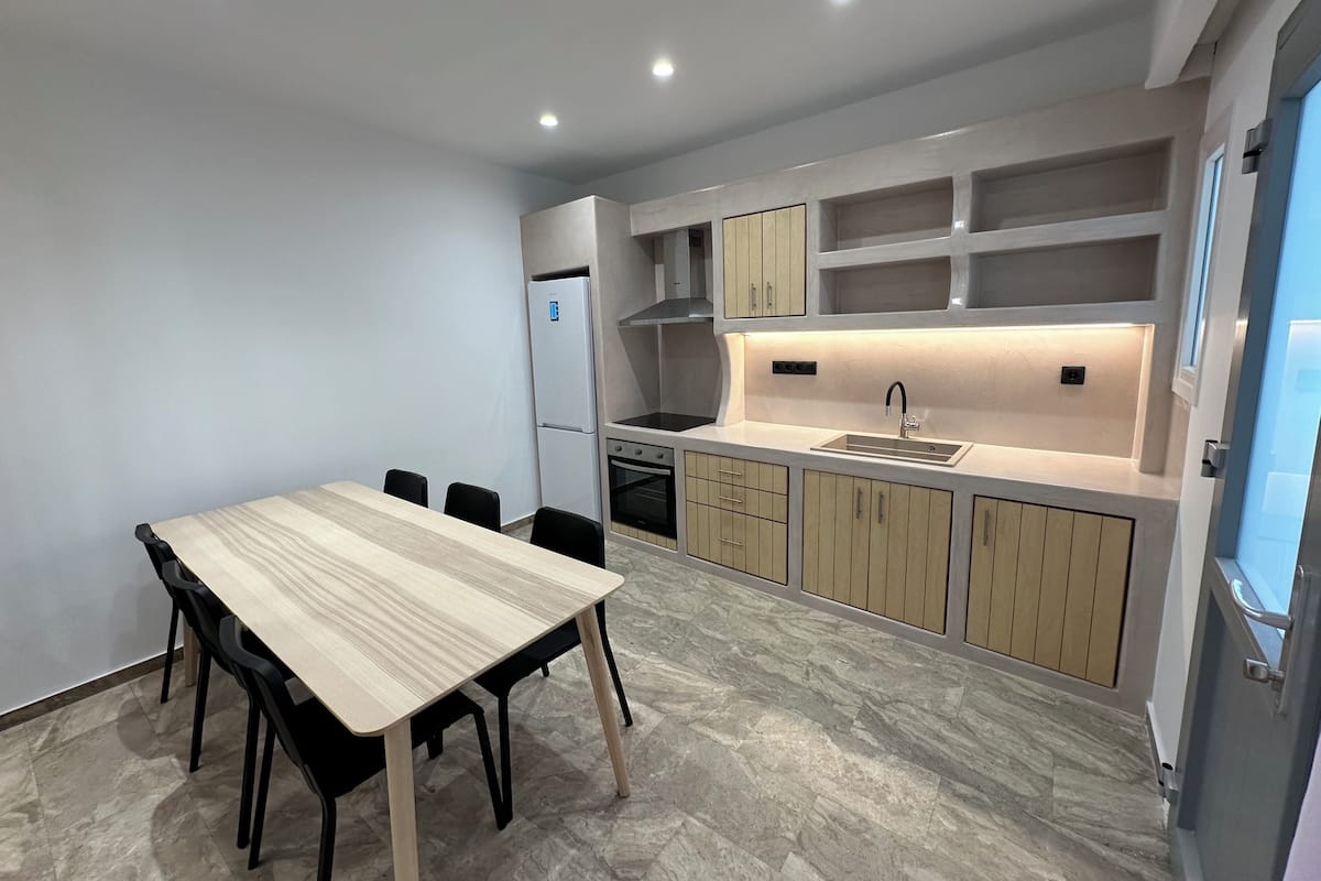 House | Peti besi dalam bilik, meja, seterika/papan seterika, Wi-fi percuma