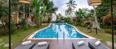 2 piscines extérieures, parasols de plage, chaises longues
