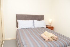 Economy Motel Room | アイロン / アイロン台、WiFi (無料)、ベッドシーツ
