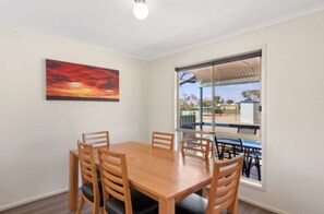 Superior 3 Bedroom Cabin  | In-room dining - Discovery Parks - Roxby Downs (Roxby Downs)