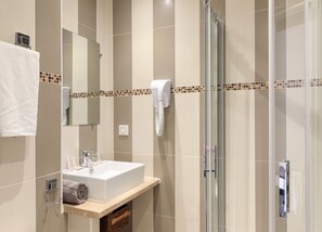 Double or Twin Room | Bathroom | Deep soaking tub, free toiletries, hair dryer, towels - Hôtel El Paradiso (Menton)