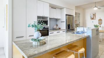 Apartment, 2 Bedrooms, Courtyard Area | Dapur peribadi | Peti sejuk/penyejuk beku saiz penuh, ketuhar gelombang mikro, dapur