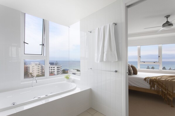 2 Plus Premium Ocean View | Bathroom | Shower, free toiletries, hair dryer, towels