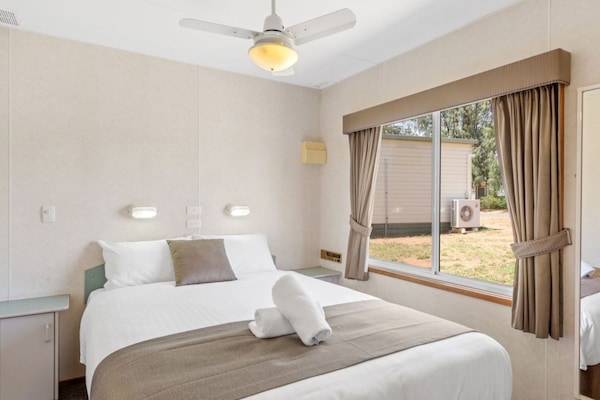 Baita Standard, 2 camere da letto (Sleeps 4) | Con arredamento individuale, insonorizzazione, ferro/asse da stiro