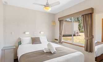Cabaña estándar, 2 habitaciones (Sleeps 4) | Mobiliario individual y sistema de insonorización