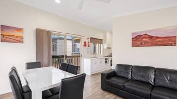Deluxe 2 Bedroom Cabin - Sleeps 6 | In-room dining
