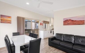 Deluxe-hytte - 2 soveværelser (Sleeps 6) | Spisning på værelset