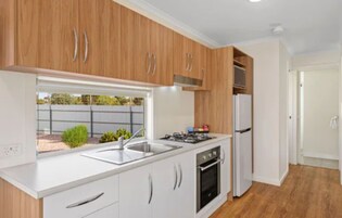 Cabaña Deluxe, 2 habitaciones (Sleeps 4) | Cocina privada | Frigorífico, microondas, cafetera o tetera y tostadora