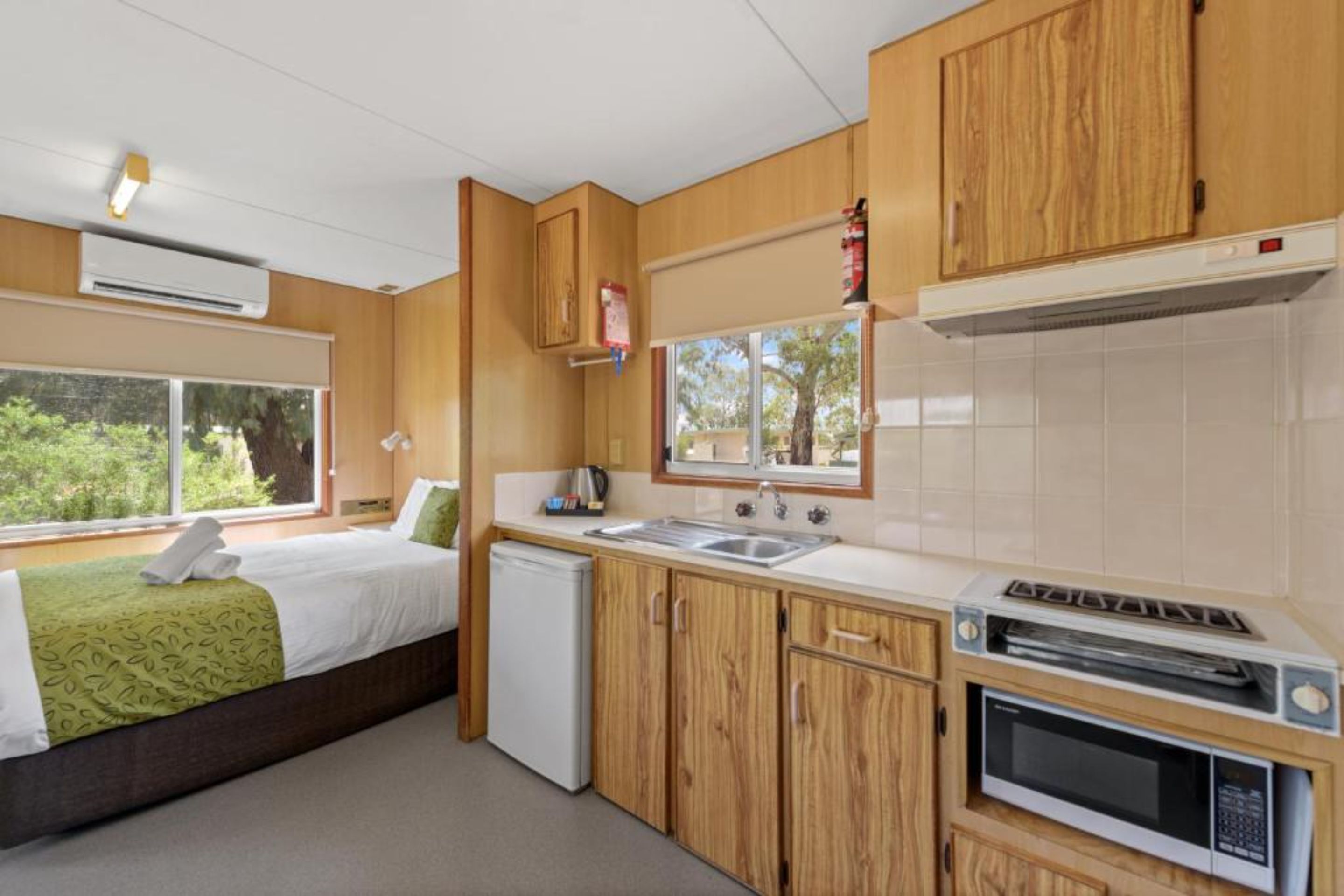 Economy Studio Cabin - Pet Friendly | Private kitchenette | Fridge, microwave, coffee/tea maker, toaster