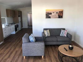 Cabaña superior, 2 habitaciones | Cocina privada | Frigorífico, microondas, cafetera o tetera y tostadora