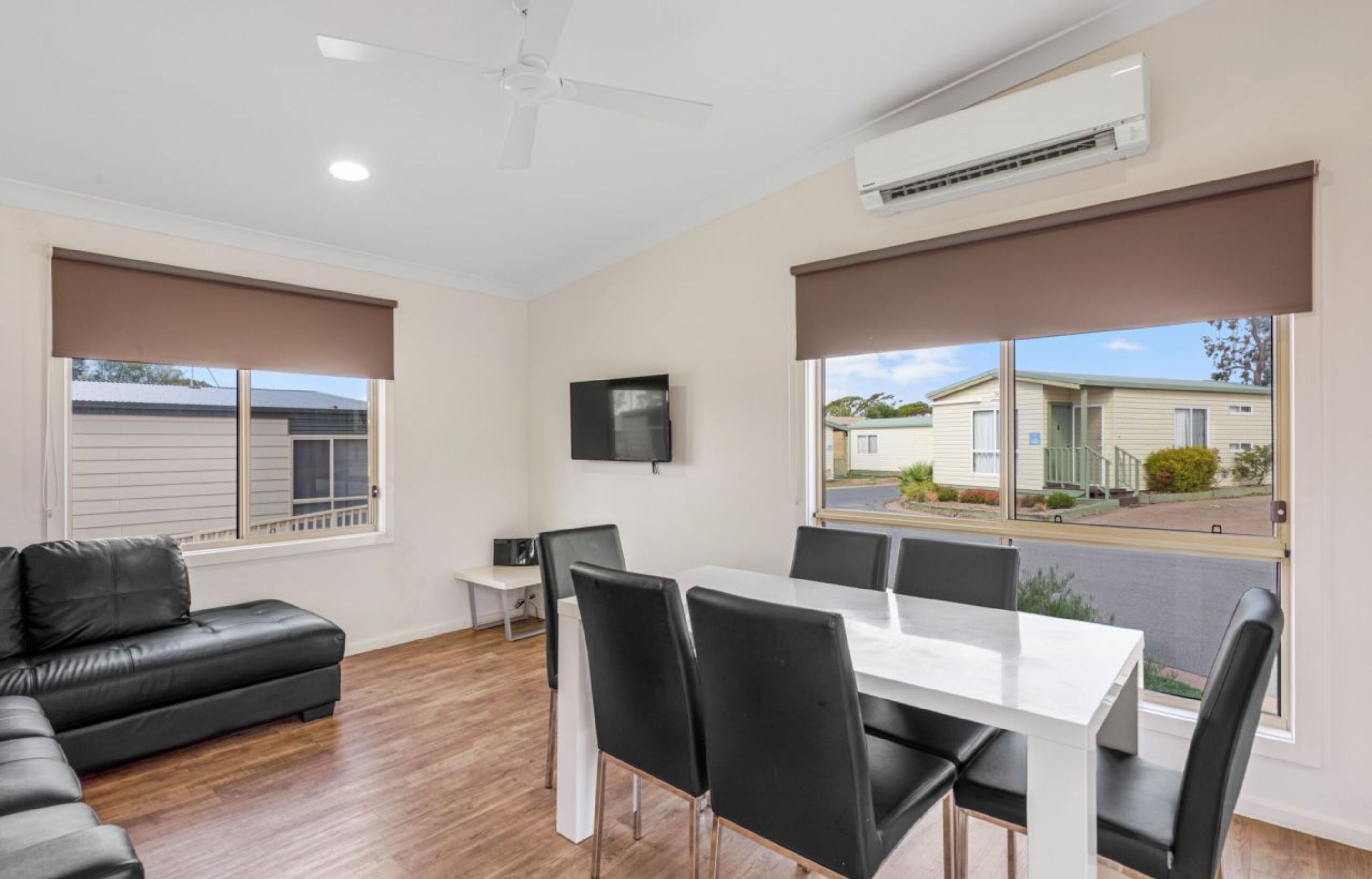 Hytte – deluxe, 2 soverom (Sleeps 6) | Oppholdsrom | TV