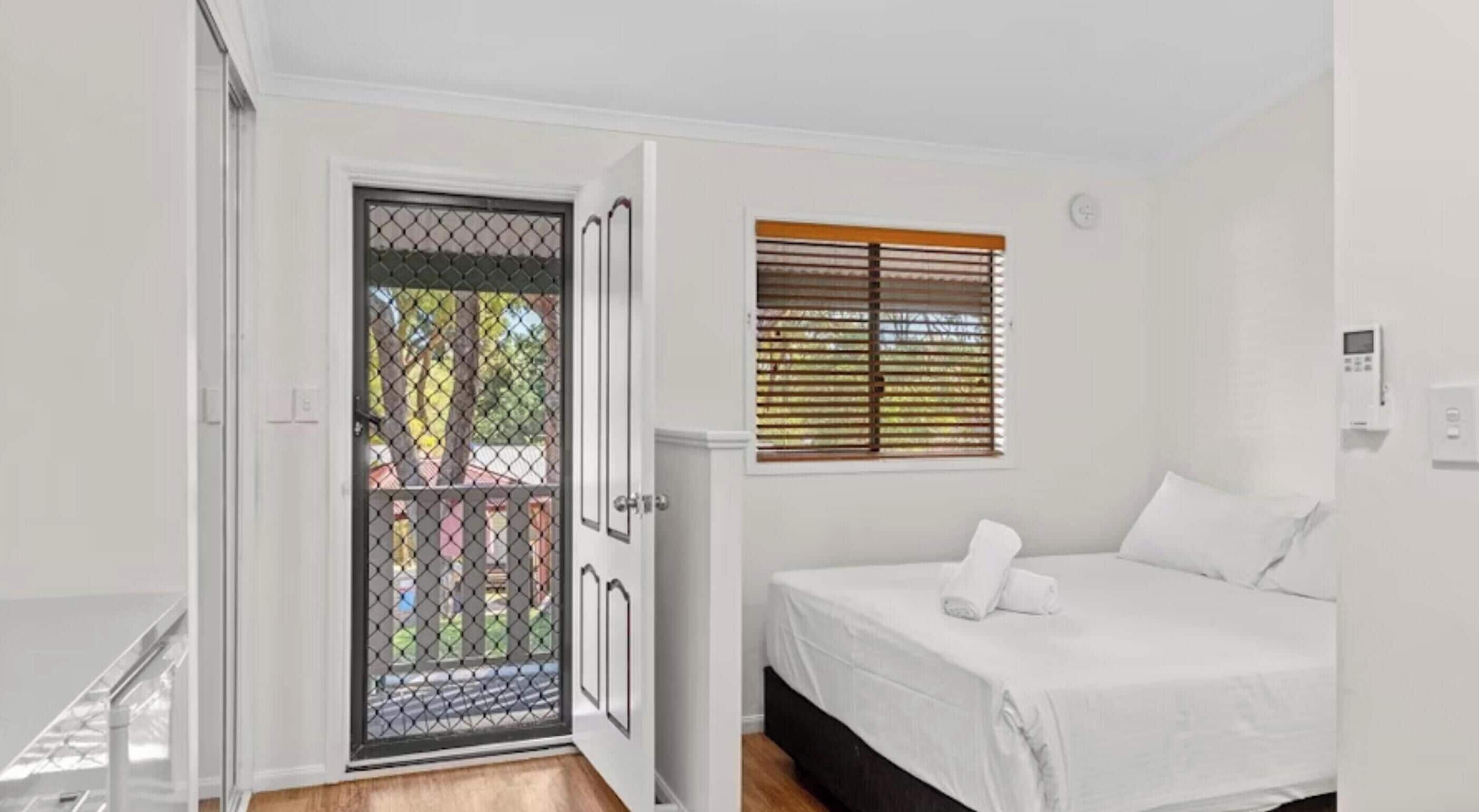 Iron/ironing board, bed sheets