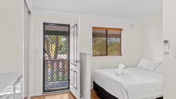 Iron/ironing board, bed sheets