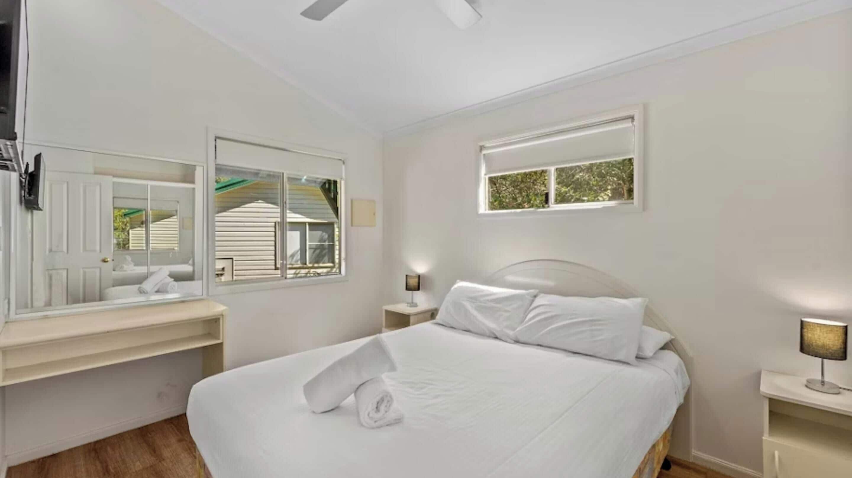 Tabla de planchar con plancha y ropa de cama 