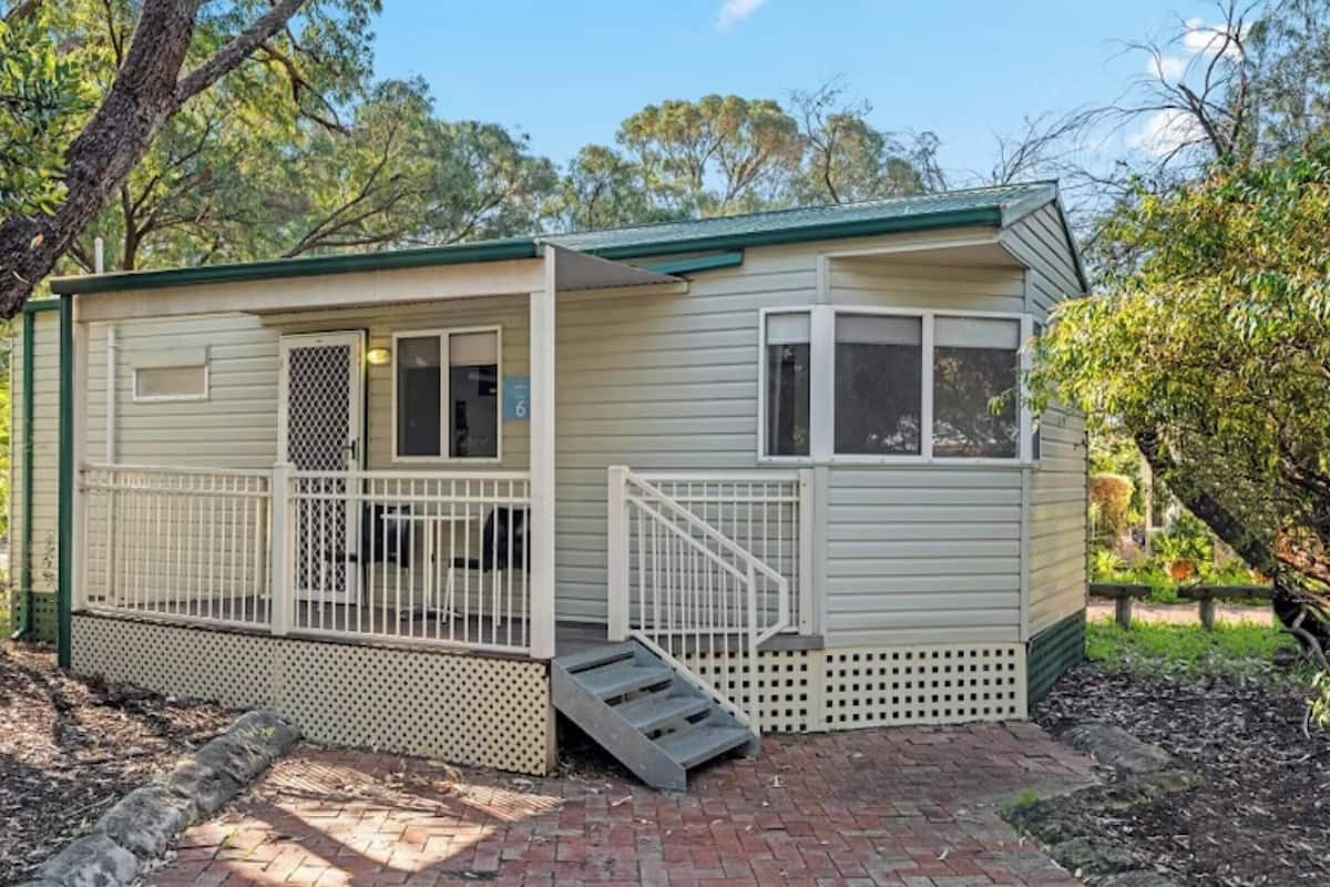 Stuga Standard | Strykjärn/strykbräda och sängkläder