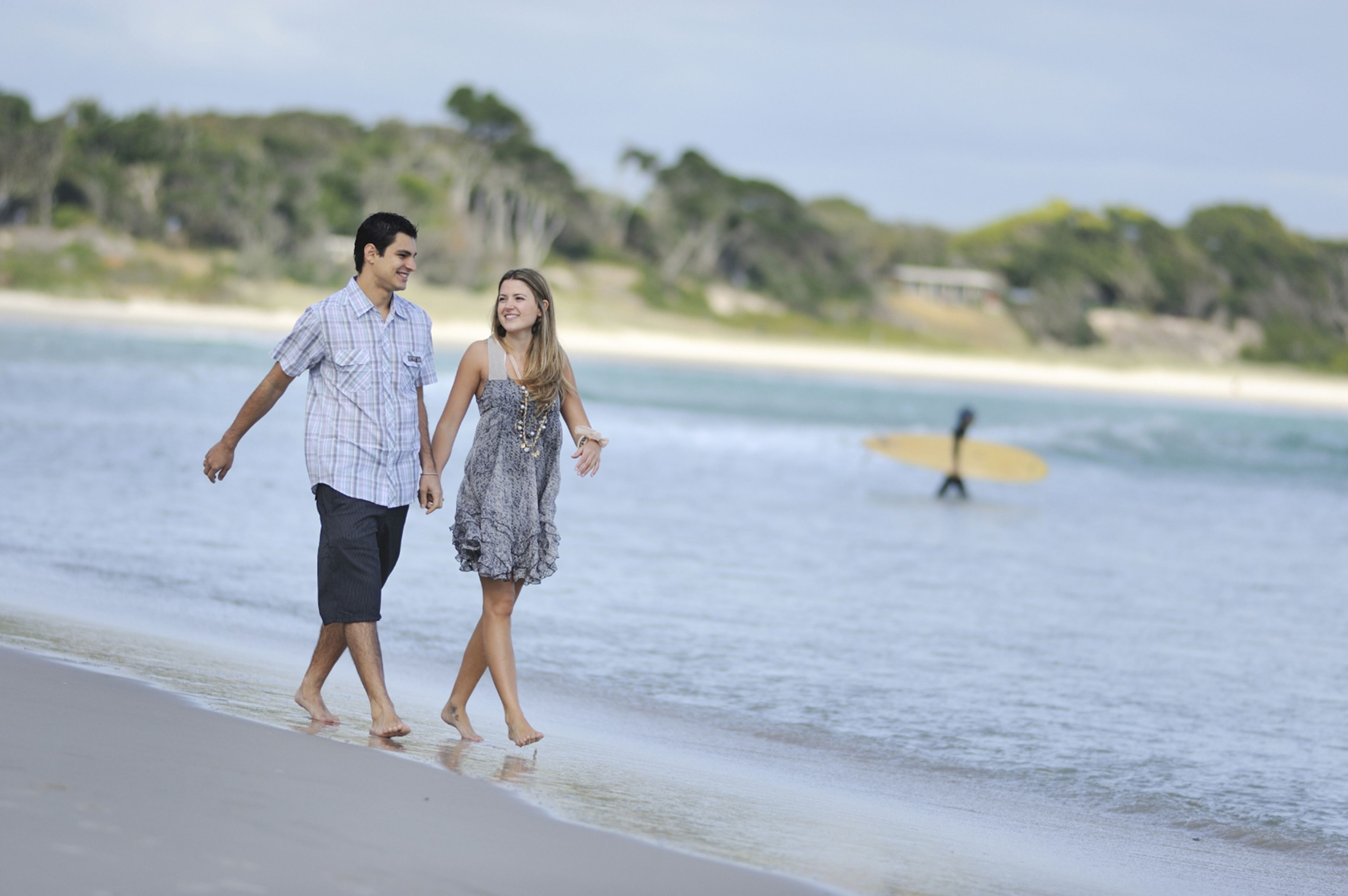 beach nearby, white sand, beach towels