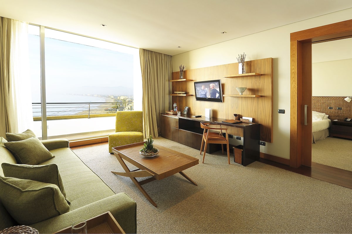suite, 1 king bed, non smoking  | 1 bedroom, premium bedding, minibar, in-room safe