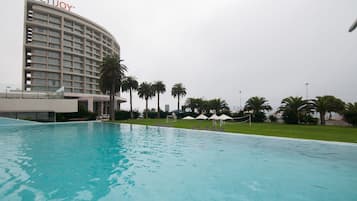 Una piscina techada, 2 piscinas al aire libre