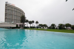 Una piscina cubierta, 2 piscinas al aire libre, tumbonas