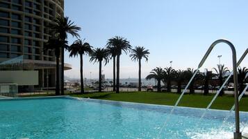 Indoor pool, 2 outdoor pools, pool loungers