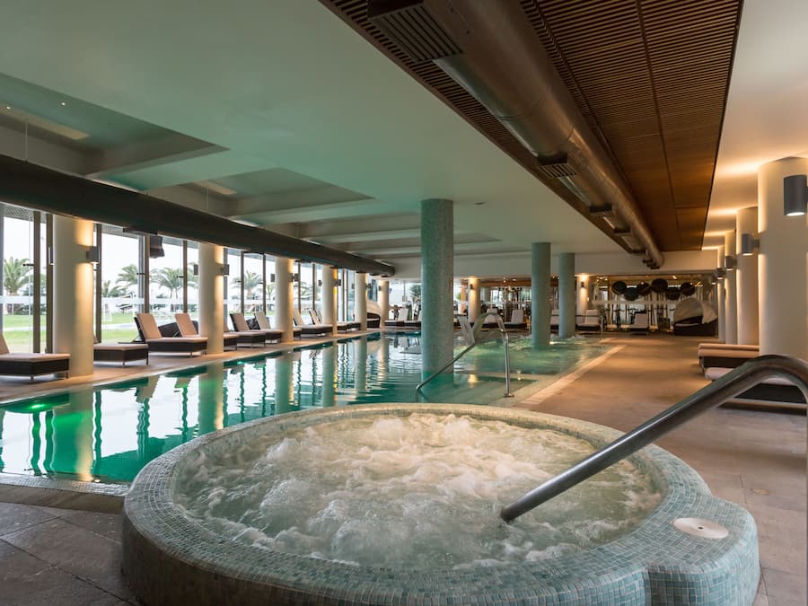 Bañera de hidromasaje cubierta