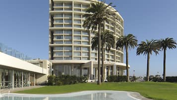 Indoor pool, 2 outdoor pools, pool loungers