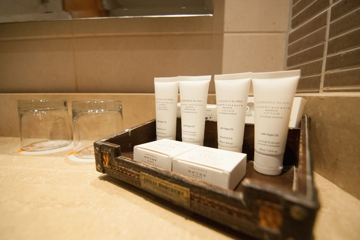 combined shower/bathtub, deep-soaking bathtub, free toiletries