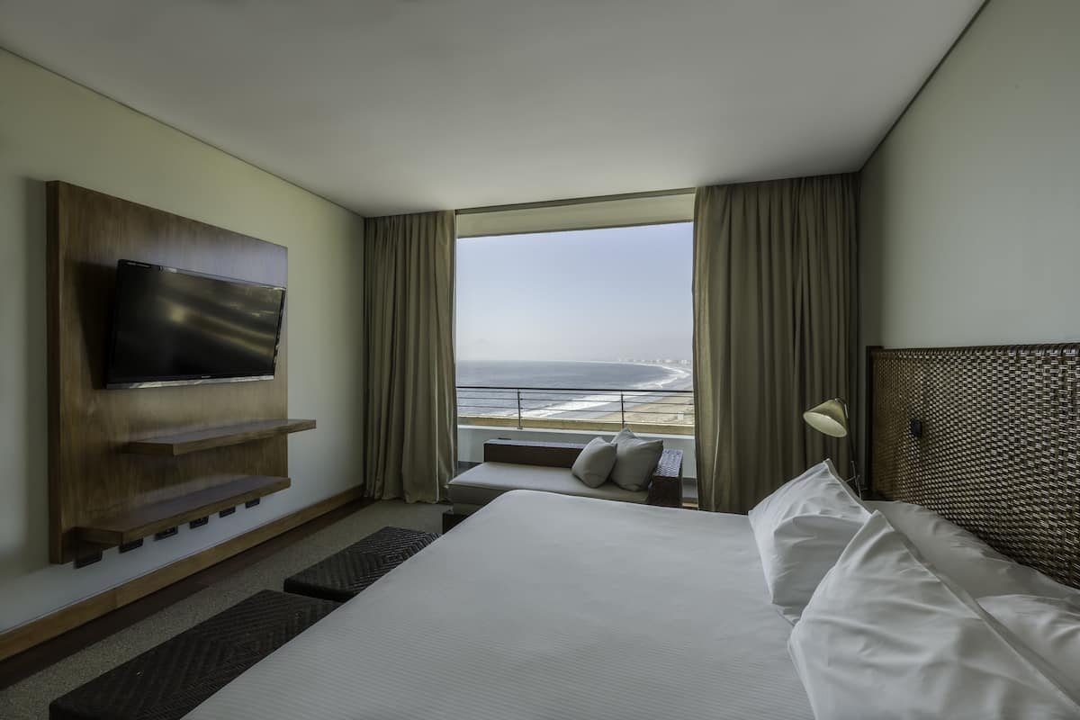 Suite, 1 King Bed, Non Smoking | 1 bedroom, premium bedding, minibar, in-room safe