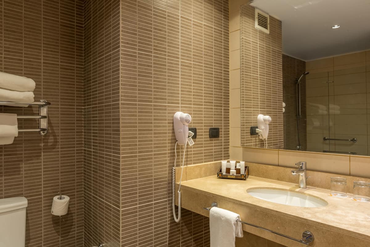 combined shower/bathtub, deep-soaking bathtub, free toiletries