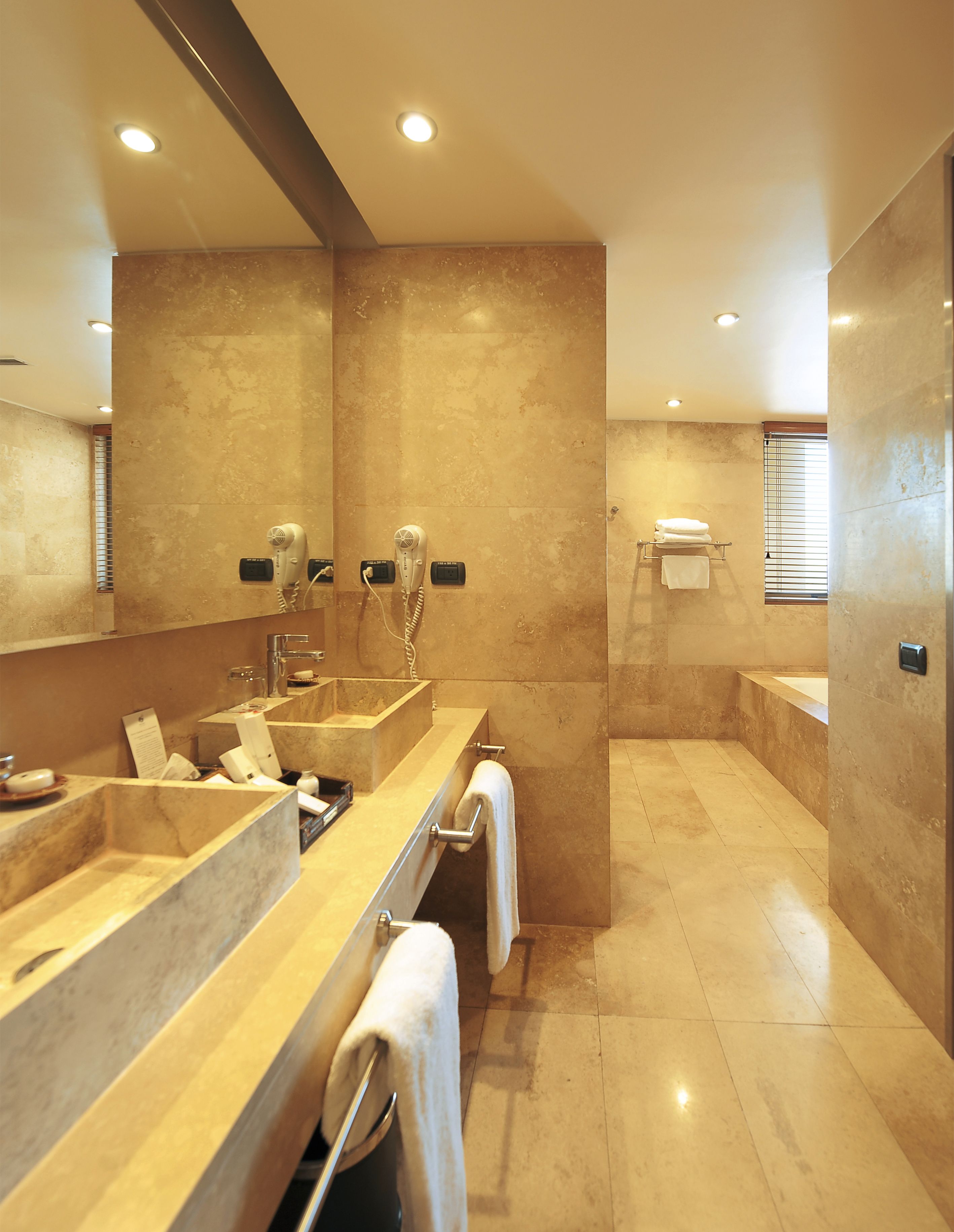 presidential room, 1 king bed, non smoking | bathroom | combined shower/bathtub, deep-soaking bathtub, free toiletries