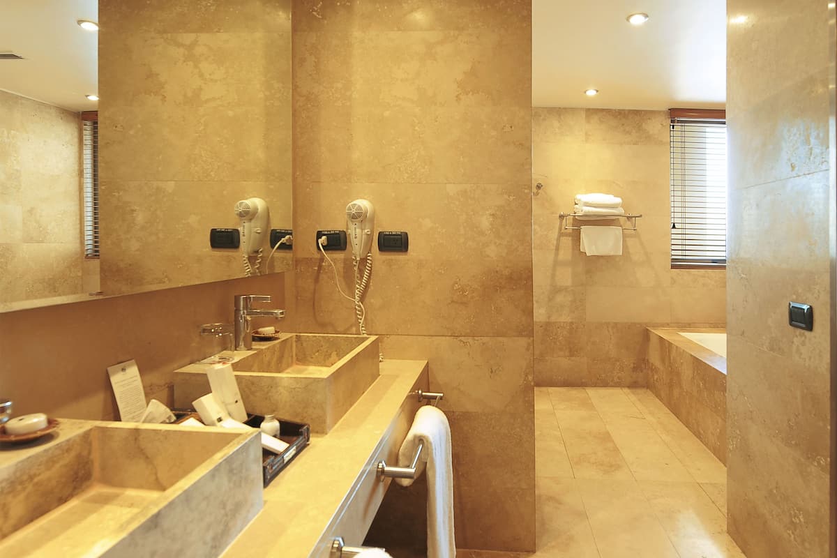 presidential room, 1 king bed, non smoking | bathroom | combined shower/bathtub, deep-soaking bathtub, free toiletries