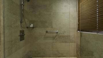 Ducha del cuarto de baño