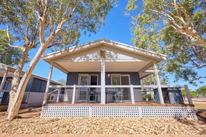  2 Bedrooms Pool View Cabin | Free WiFi, bed sheets - RAC Exmouth Cape Holiday Park (Exmouth)