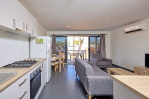 Standard Cabin | Ruang tamu | TV skrin rata