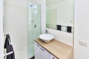 Standard Studio | Bathroom | Towels - RAC Exmouth Cape Holiday Park (Exmouth)