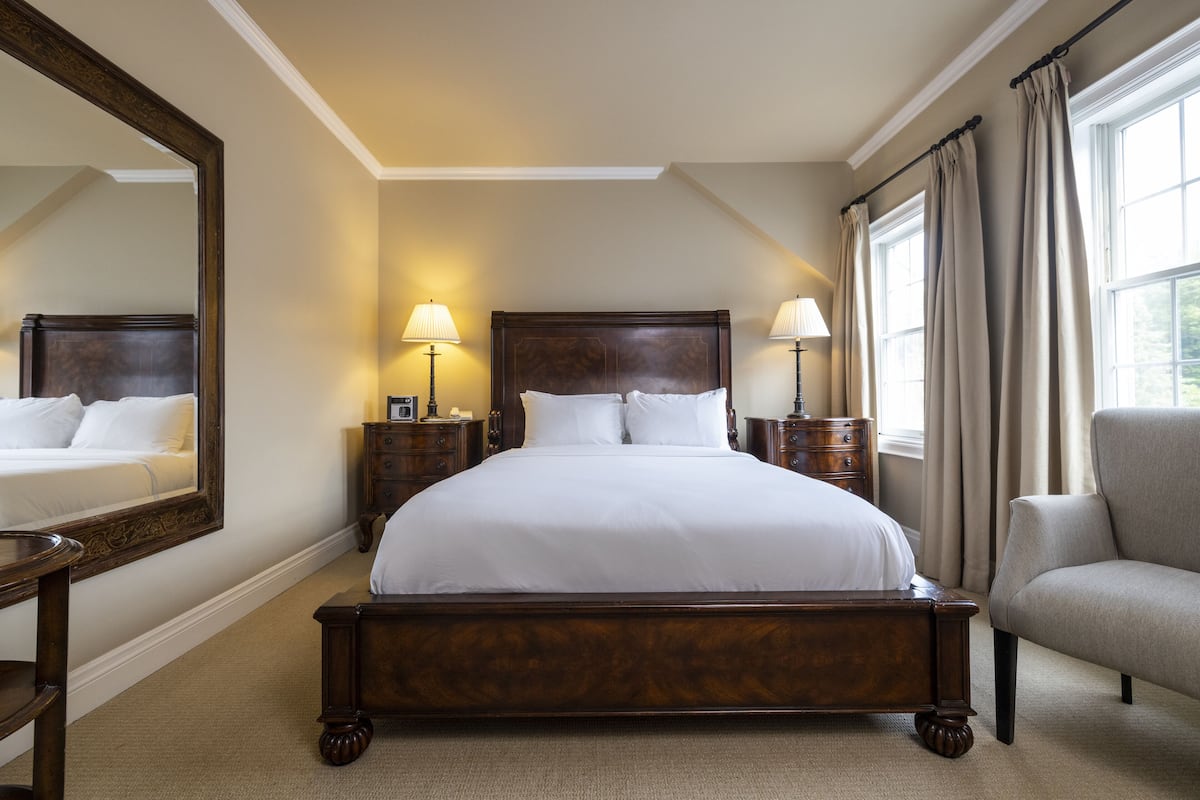 standard room, 1 queen bed, garden view | room amenity