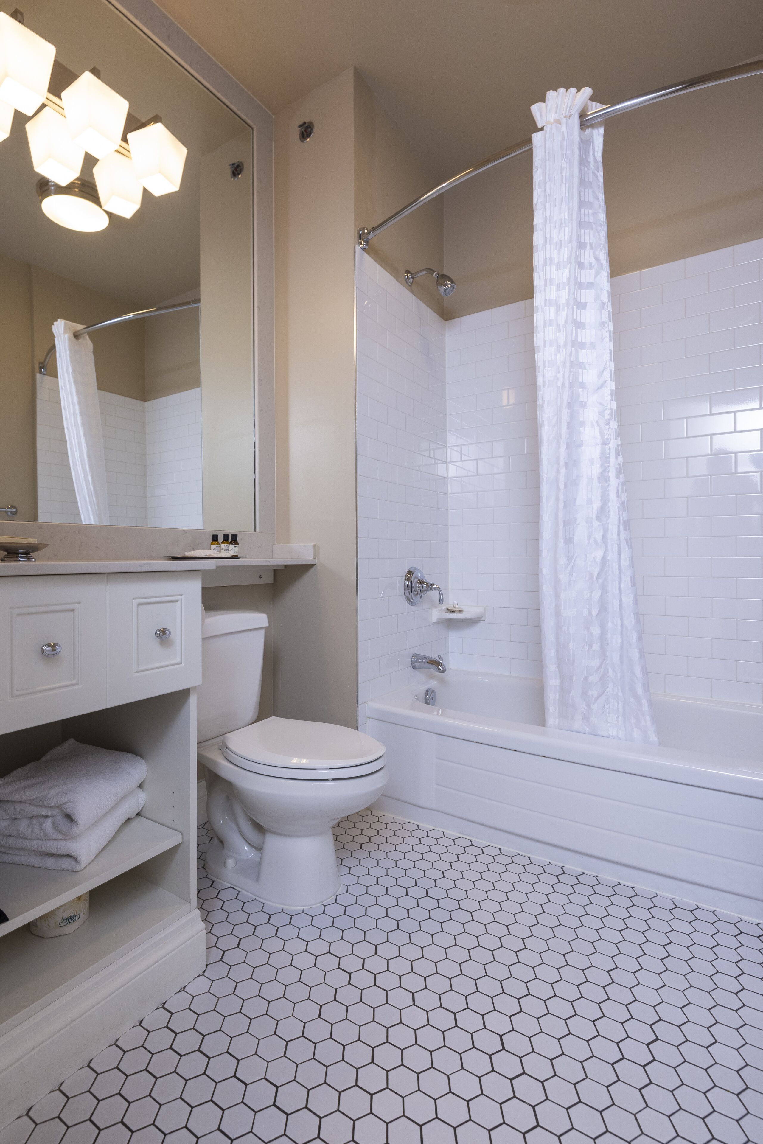 Phòng Tiêu chuẩn, 1 giường cỡ queen, quang cảnh vườn | Phòng tắm | Vòi sen/bồn tắm kết hợp, đồ dùng nhà tắm miễn phí, máy sấy tóc 