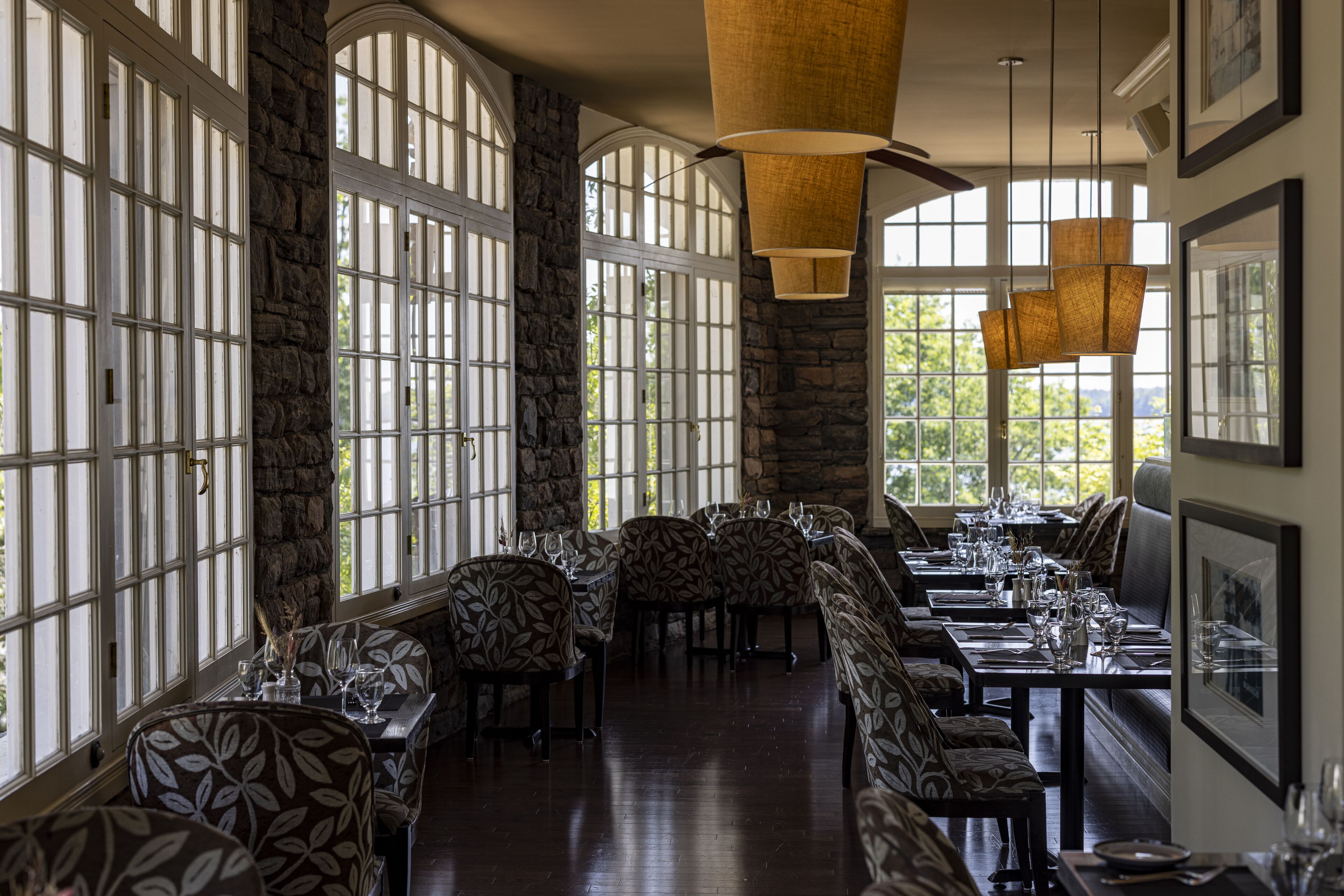 2 restaurants, breakfast served