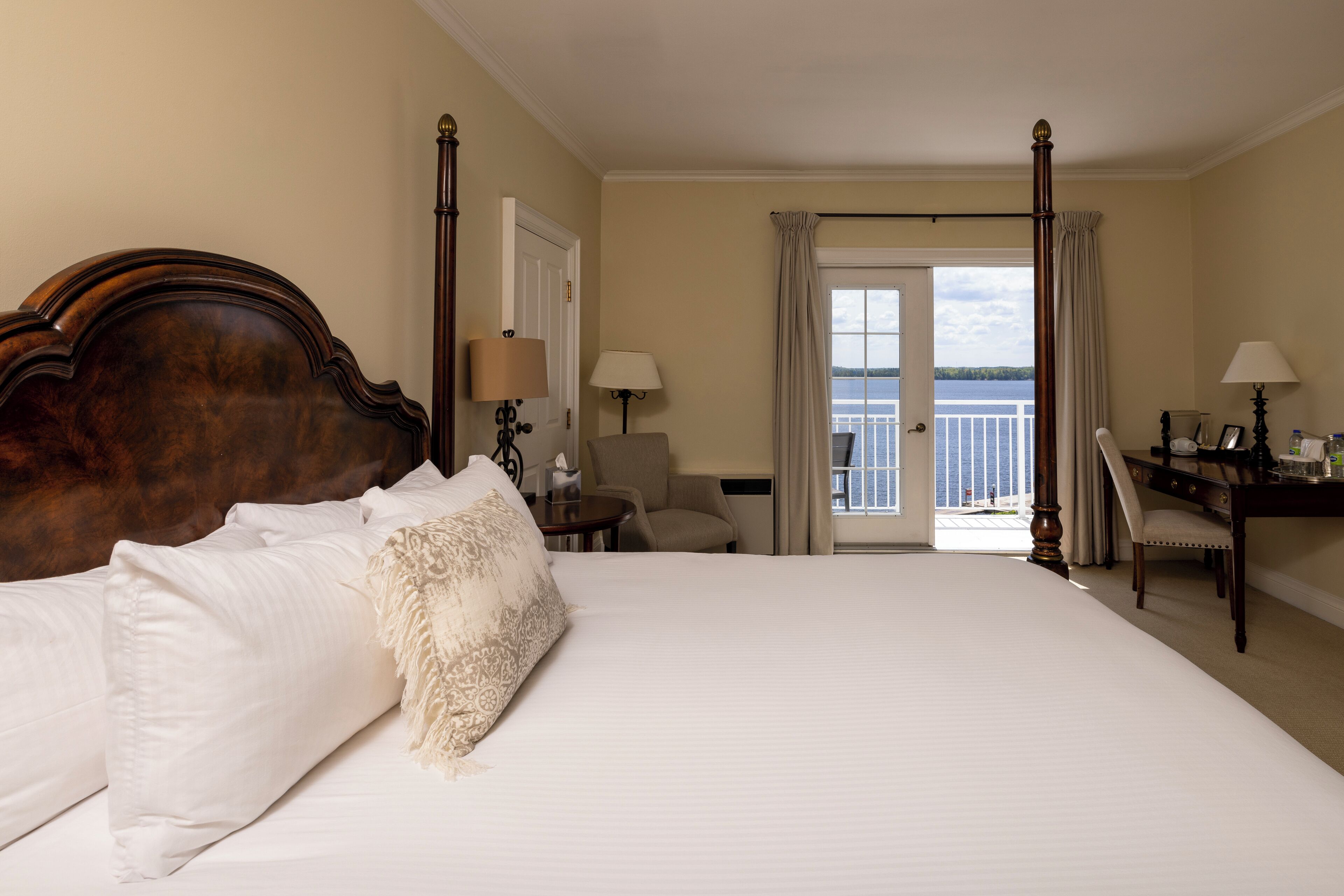 standard room, 1 king bed, balcony, lake view | 1 bedroom, iron/ironing board, free wifi, bed sheets