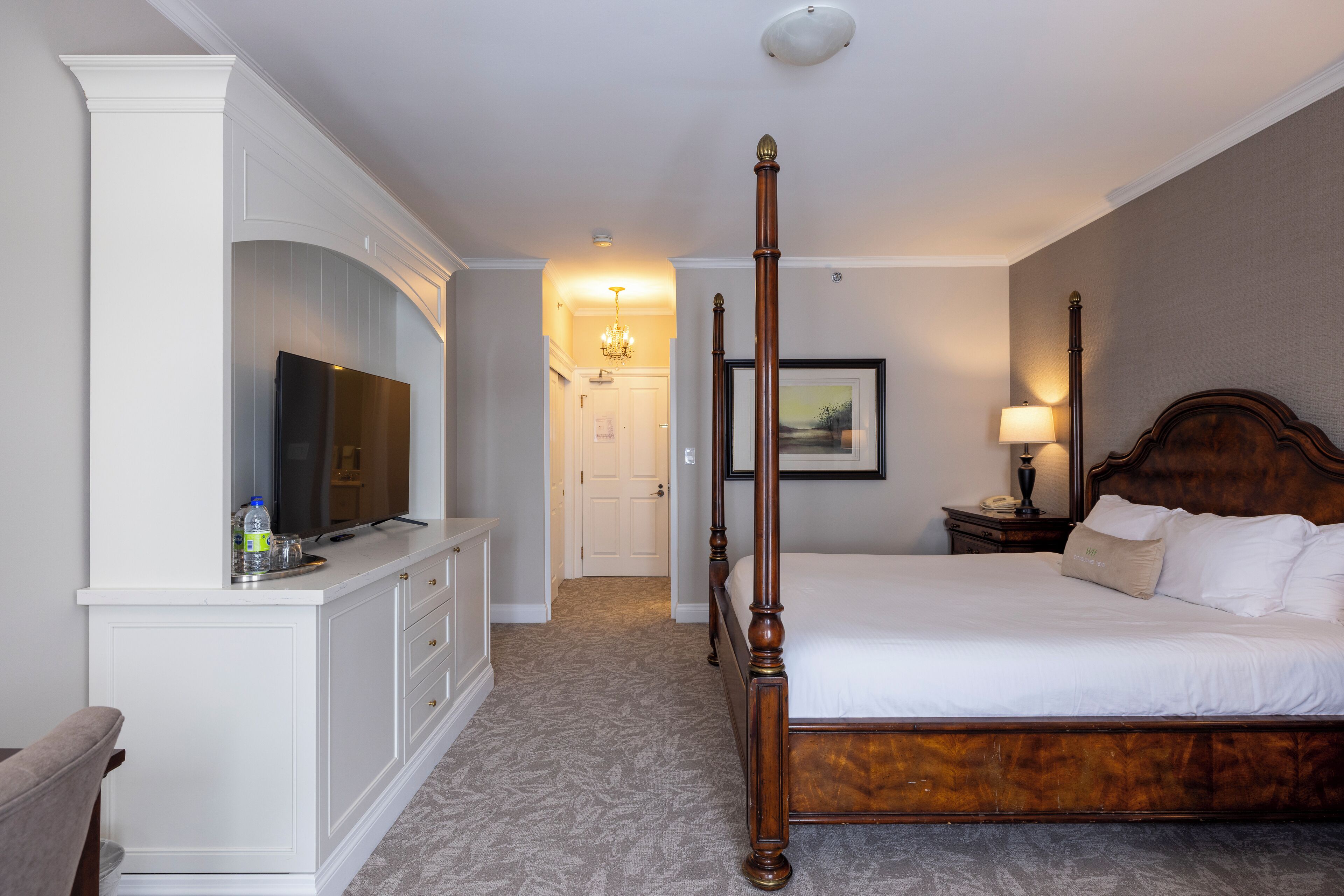 Chambre Standard, 1 très grand lit, balcon, vue sur le lac | Fer et planche à repasser, accès au Wi-Fi (inclus), literie fournie