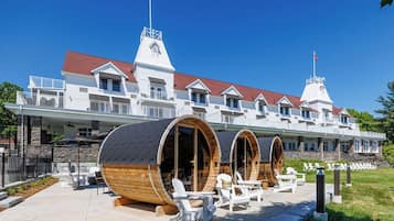 ด้านหน้าที่พัก - ตอนเย็น/กลางคืน