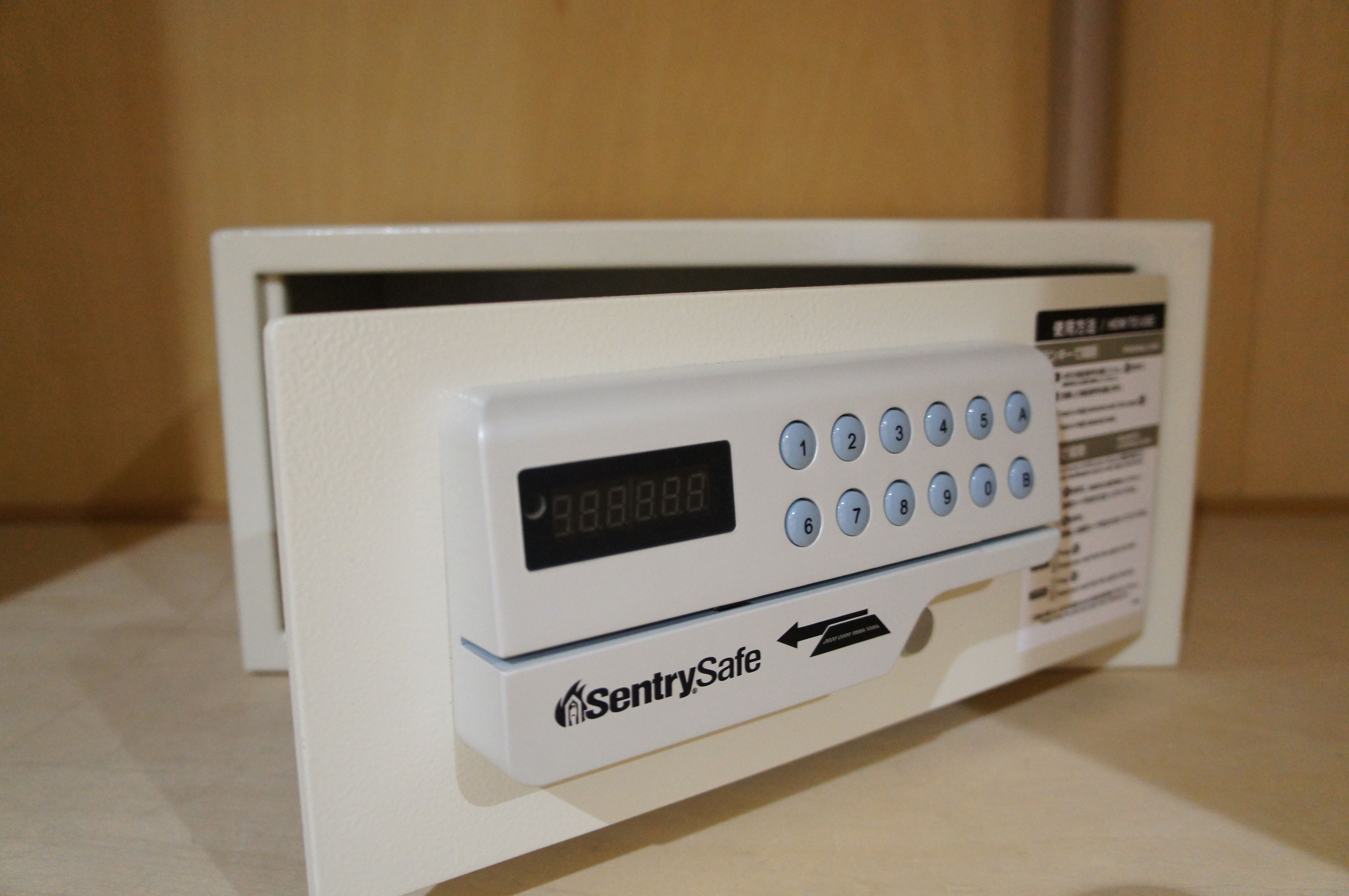 Un appareil électronique blanc doté d’un clavier et d’un écran numérique, portant la mention « SentrySafe ».