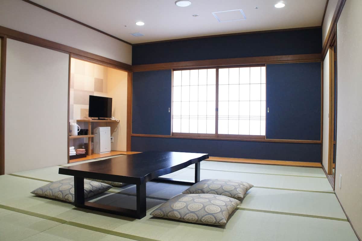 Traditional Room, Multiple Beds, Shared Bathroom (6~8 people) | In-room dining