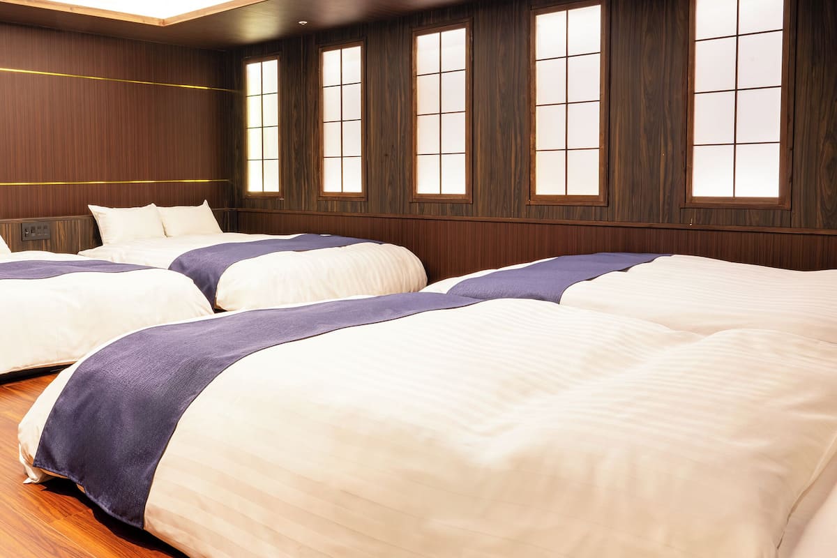 Habitación cuádruple Club | Edredón, wifi gratis y ropa de cama