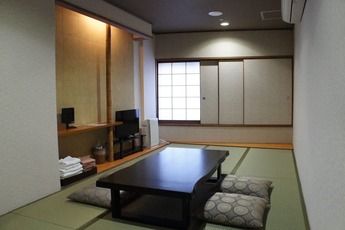 Traditional Room, Japanese Futon, Shared Bathroom (4 people) | In-room dining