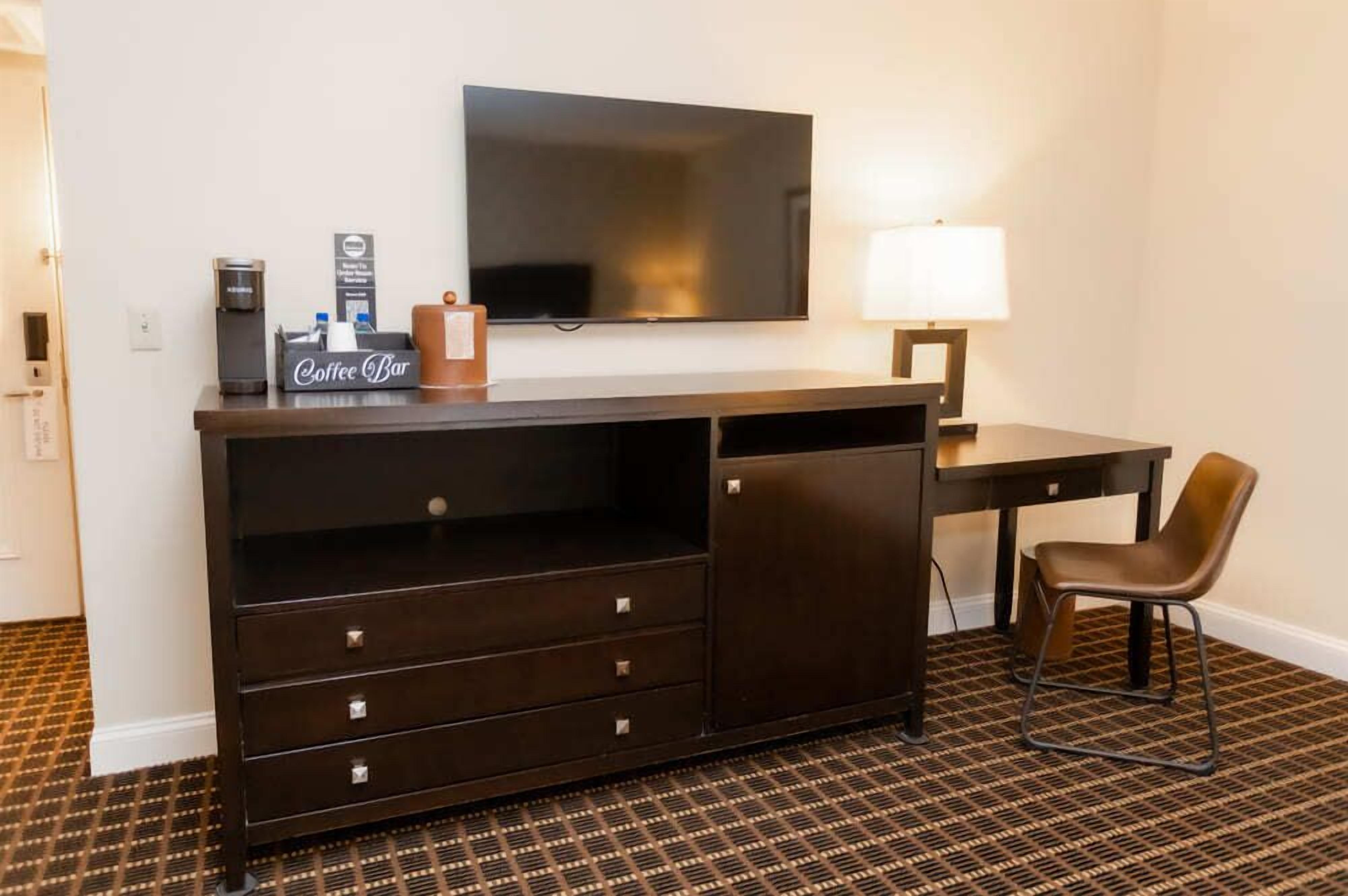 1 bedroom, egyptian cotton sheets, premium bedding, down duvets