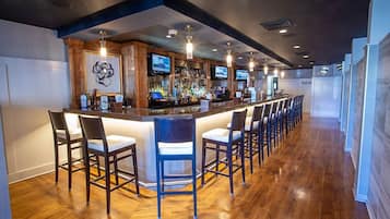 2 bars/lounges