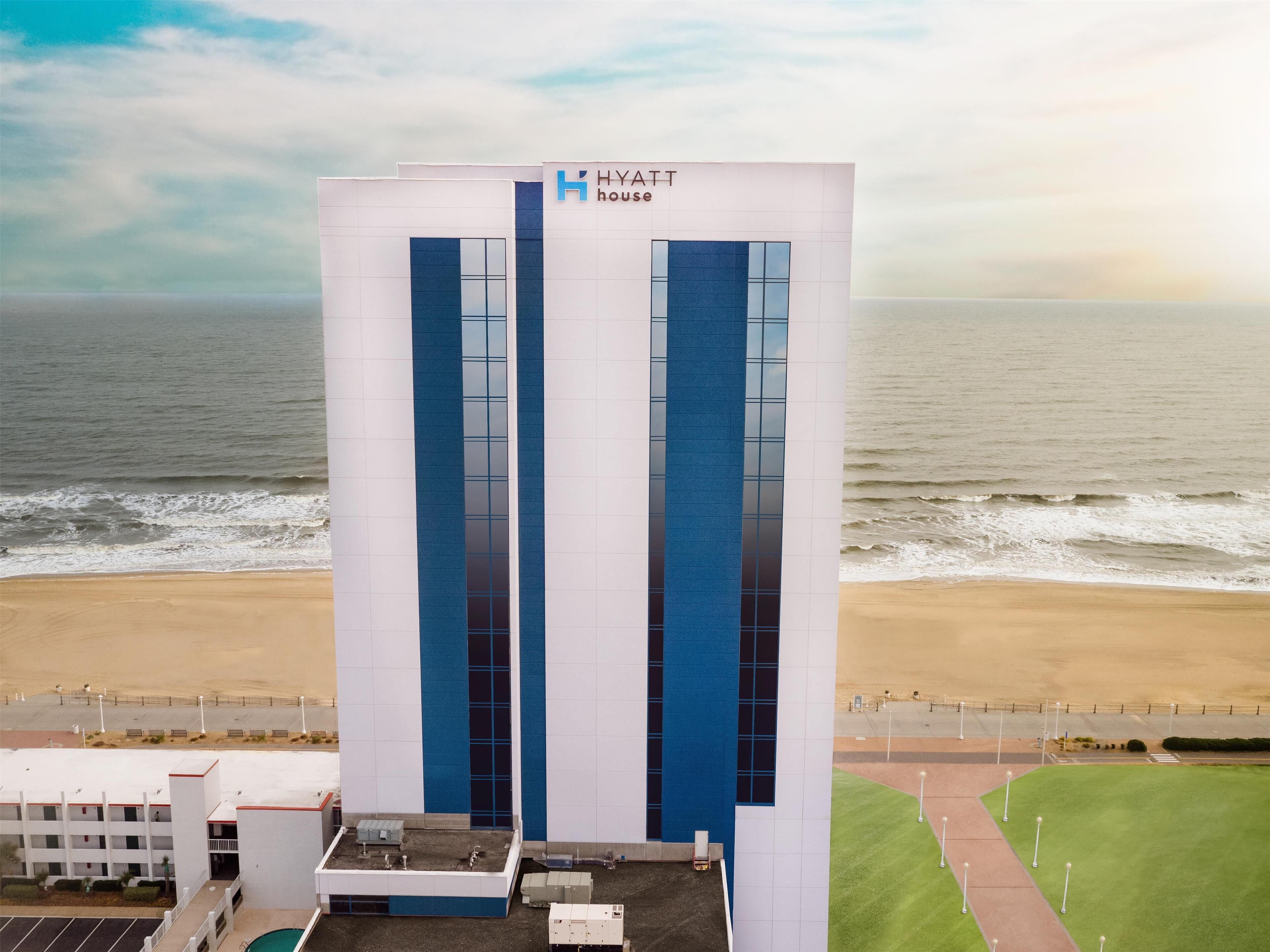 Ett Hyatt House-hotell med utsikt över stranden och havet.